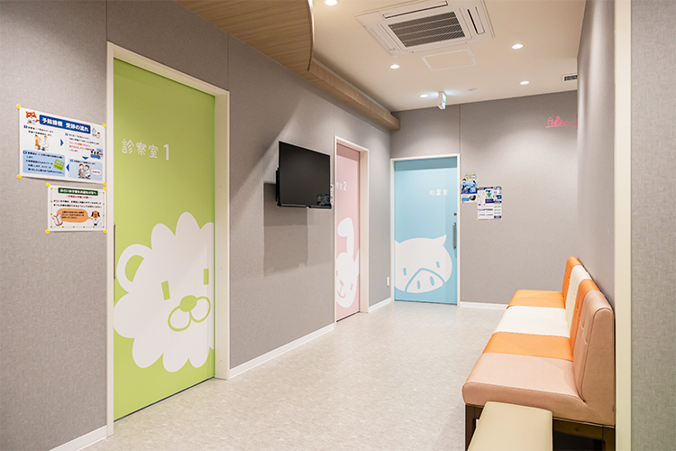 本陣こどもクリニック 名古屋市中村区 中待合室の廊下はゆったりしたスペースを確保