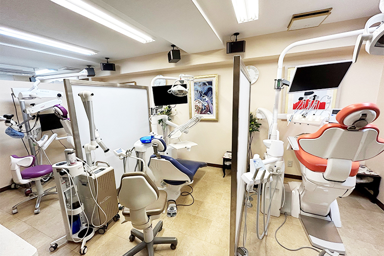 神田橋デンタルオフィス 千代田区 各ユニットをパーティションで区切り、プライバシーに配慮