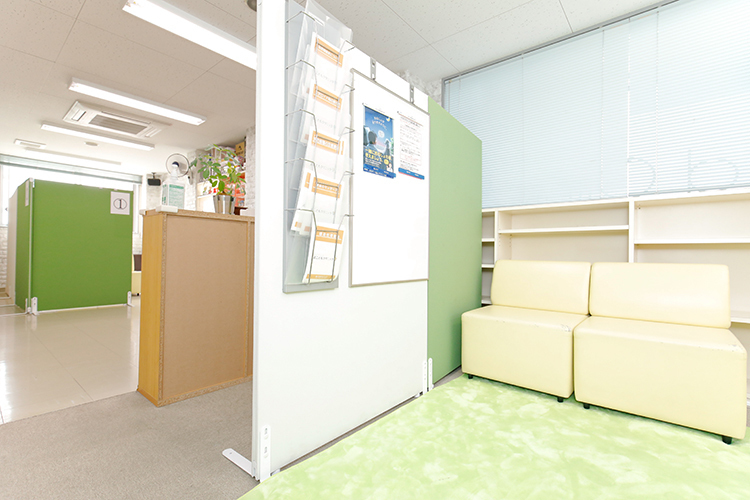 武こどもクリニック 東村山市 待合室は、患者同士の感染予防のため2つに仕切られている