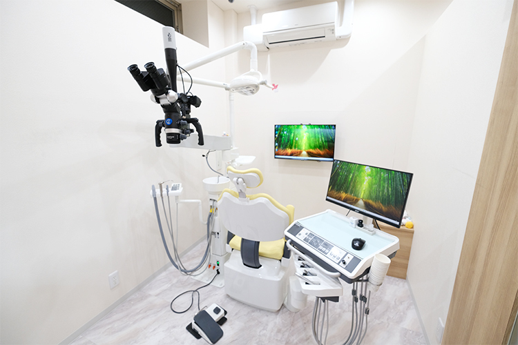 ゆずの木歯科クリニック 入間郡毛呂山町 モニターを使ったわかりやすい説明を行っている