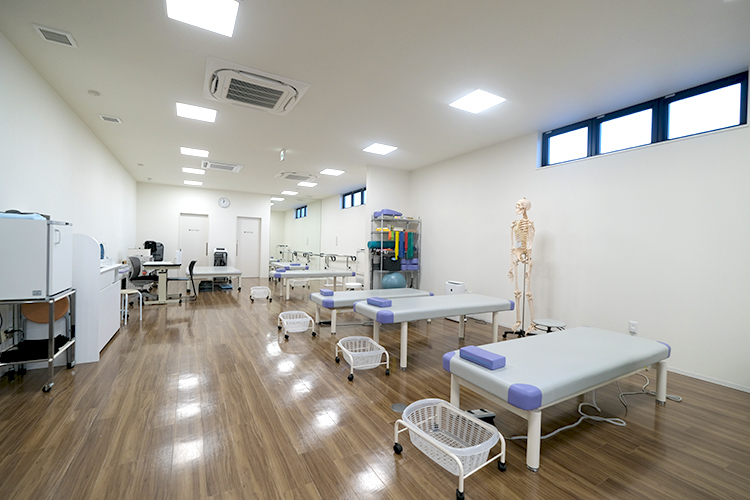 木曽川たけもと整形外科 一宮市 広いリハビリテーション室で、幅広い症状のリハビリに対応できる