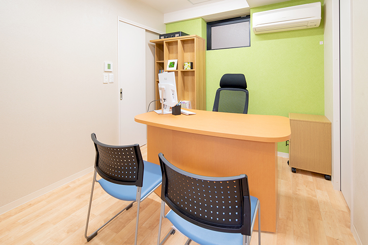 新大久保こころのクリニック 新宿区 ウッド調とグリーンの内装で落ち着く診察室