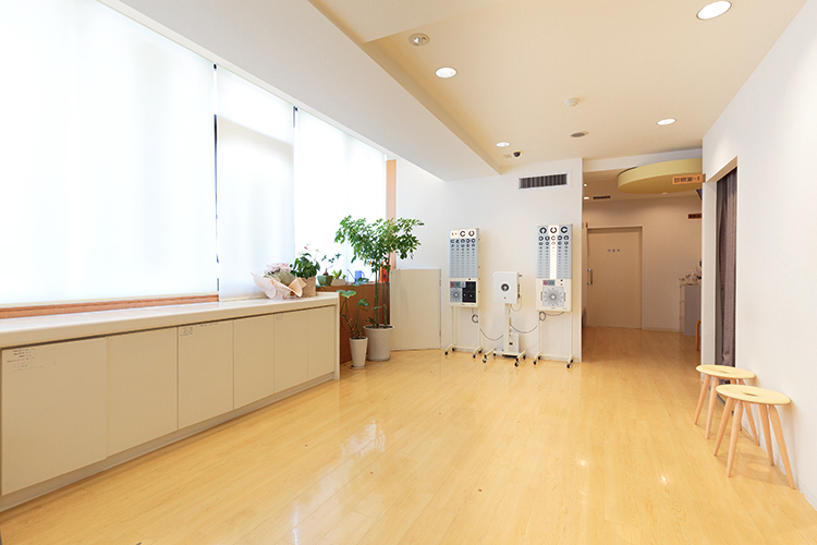 えの眼科 さくら夙川クリニック 西宮市 開放感のある検査室