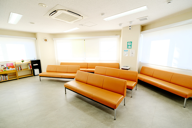 ごとう耳鼻咽喉科クリニック 長久手市 待合室は日の光が差し込み明るく、広々としている