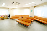 ごとう耳鼻咽喉科クリニック 長久手市 待合室は日の光が差し込み明るく、広々としている