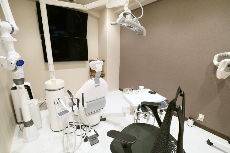 ゆうま歯科 相楽郡精華町 大型のディスプレイを2台備えた個室の診療室