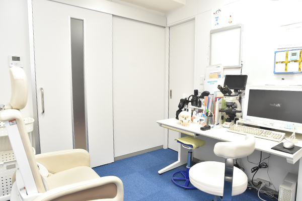 つかもと形成外科・創傷クリニック 神戸市垂水区 説明を丁寧に行う診察室