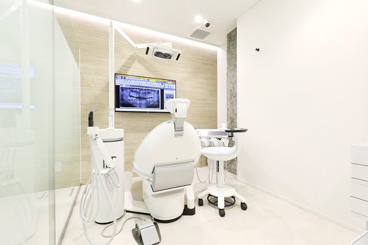 クマザワデンタルクリニック恵比寿 渋谷区 広々としたユニットで圧迫感を感じづらく、リラックスした空間