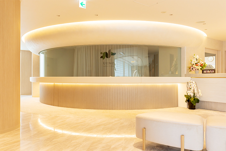 上野レディスクリニック 名古屋市北区 新生児室。丸みを帯びたやわらかいデザインの内装が特徴的だ