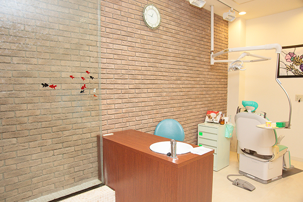おにくぼ矯正歯科 上尾市 壁には水が。子どもも興味津々になる工夫