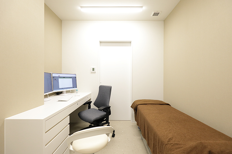 ななほしクリニック 堺市東区 診察室では患者の話に耳を傾け、丁寧な診療が心がけられている