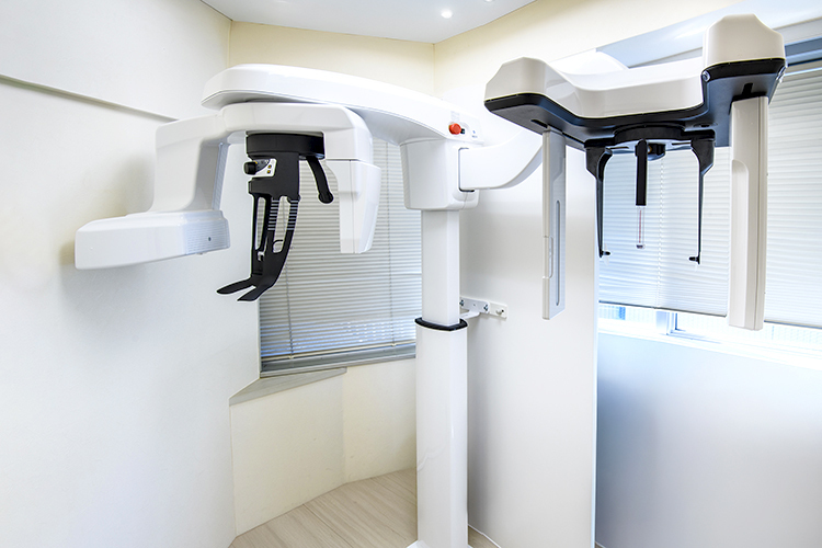 富沢歯科医院 港区 CT画像などを含む「歯の診断書」を用いて、一人ひとりに説明