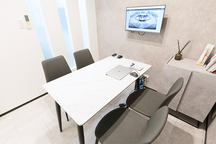 かわもとえがおのファミリー歯科 大阪市西区 しっかりと話を聞き、丁寧な説明を心がけている