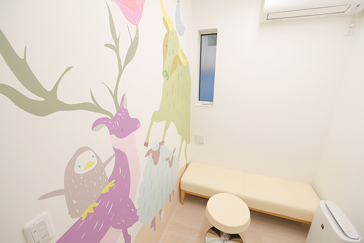 ひつじBaby＆Kids Clinic 大阪市住吉区 感染症に配慮し、出入り口を完全に分離した診察室を完備
