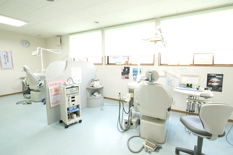 かごはら南口歯科クリニック 深谷市 丁寧な院長による治療が行われる診察室