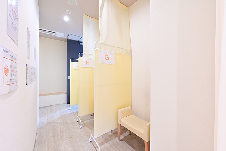 クリニックプラス下北沢 世田谷区 発熱者専用の待合。診察室までの動線もしっかり分かれている