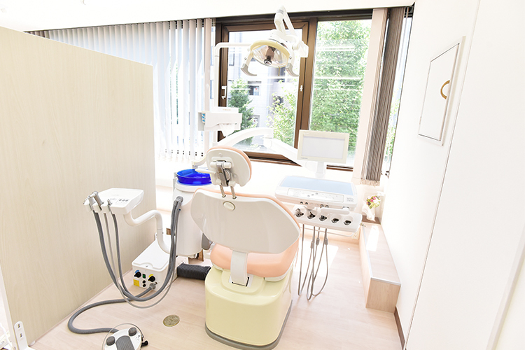 岡部こども歯科医院 八王子市 窓から光の差し込む、開放的な雰囲気