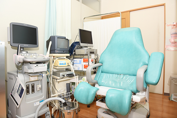 吉村レディースクリニック 豊中市 内診台があり、検査の機器も充実している