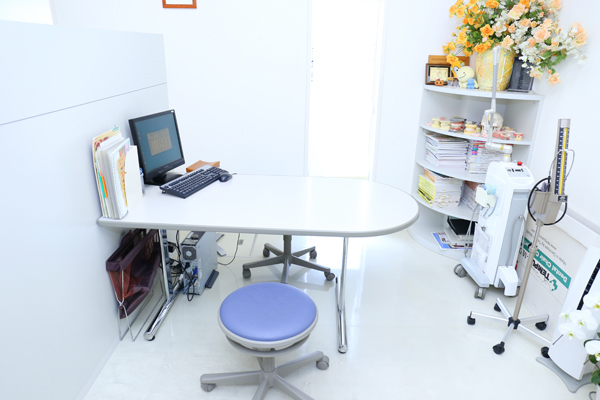 東海歯科醫院 岡崎市 院長と対面して話せるカウンセリングスペース