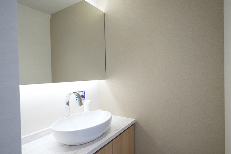 江田あおば歯科・矯正歯科 横浜市青葉区 治療前の準備や身なりを整えるためのパウダールームも完備