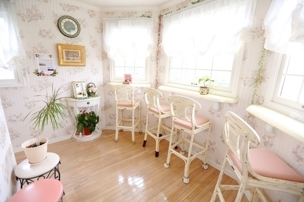 和みのクリニック 横浜市青葉区 患者同士が目線を合わせることがないように配慮された待合室