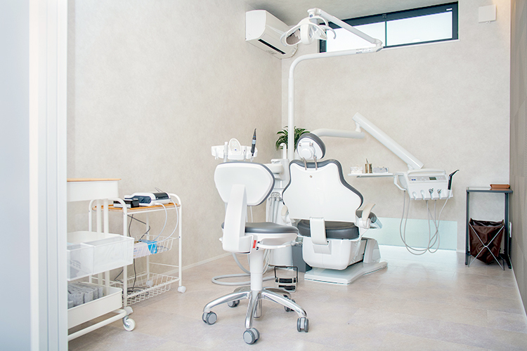 たずみデンタルクリニック 大野城市 診療室は個室と半個室を用意、圧迫感に配慮した設計