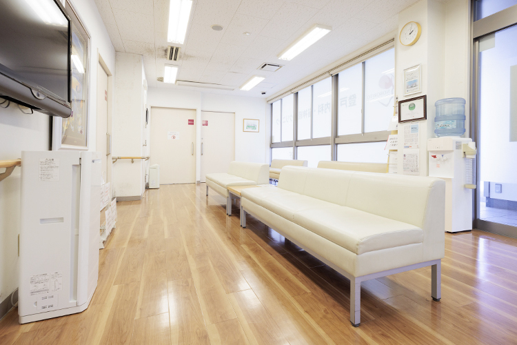 登戸内科・脳神経クリニック 川崎市多摩区 バリアフリーにも配慮した待合室は、明るい雰囲気