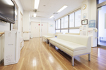 登戸内科・脳神経クリニック 川崎市多摩区 バリアフリーにも配慮した待合室は、明るい雰囲気