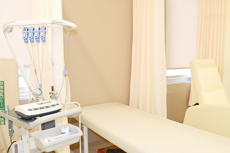 おとなとこどもの泌尿器科ふくいクリニック 香芝市 アイボリーを基調に優しいイメージの診療スペース