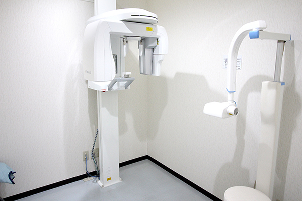 パークサイド下原歯科医院 鹿児島市 白基調の清潔なレントゲン室
