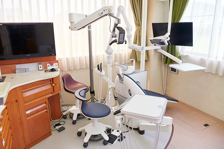 中山歯科医院 姶良市 リラックスできるよう、木目調のユニットを採用した診察室