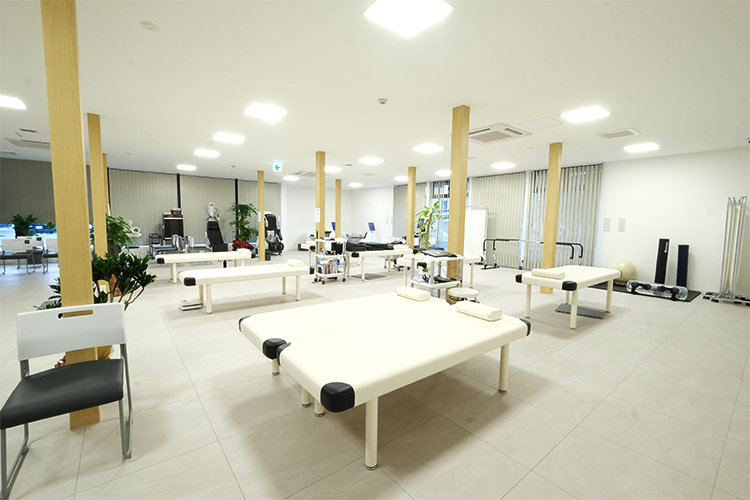 りきまる整形外科クリニック 福岡市東区 設備が充実している広々としたリハビリテーション室
