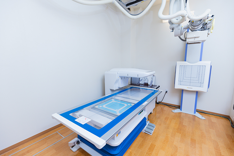 須藤整形外科クリニック 大和市 レントゲン室には、天井走行式エックス線と骨密度測定装置を常備