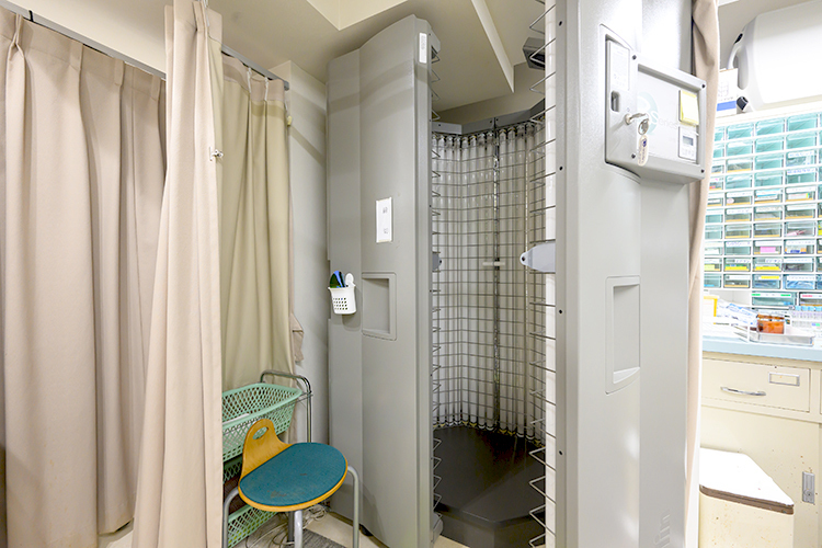 松尾つるはしクリニック 大阪市天王寺区 ナローバンドUVB療法を行うための全身型の機械を完備