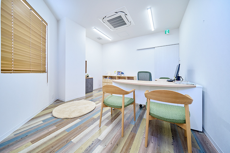 つばめメンタルクリニック千歳船橋 世田谷区 ゆとりある空間で、患者一人ひとりの話に丁寧に耳を傾ける