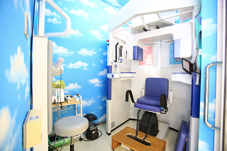 花園歯科新潟駅前診療所 新潟市中央区 レントゲンルーム。青空をイメージしたリラックスできる造りだ