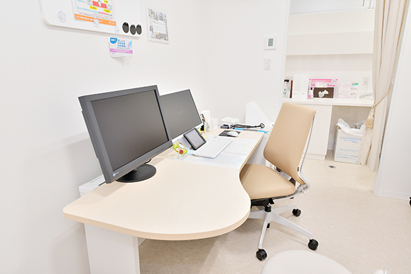 ひとら内科クリニック 高槻市 患者のさまざまな相談に親身に寄り添う姿勢を大切にしている