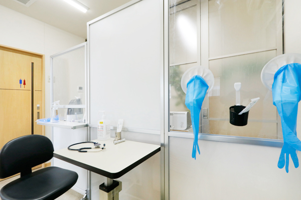 おのクリニック 松山市 発熱の外来用の隔離スペース。専用の出入り口やトイレを備える