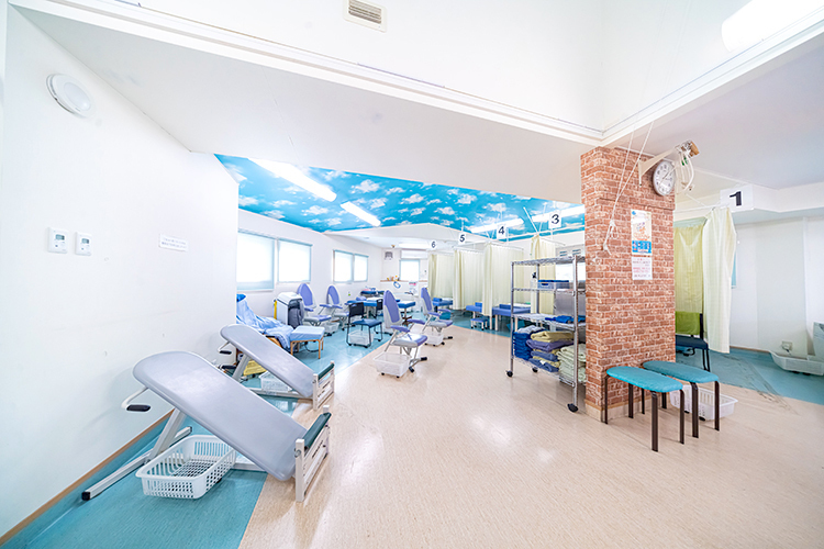 さくしん整形外科 千葉市花見川区 2階のリハビリ室は設備や体制も充実