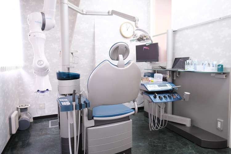 杉の子ビル歯科 足立区 専門的な治療ができるよう機器をそろえ、個室診療室で対応