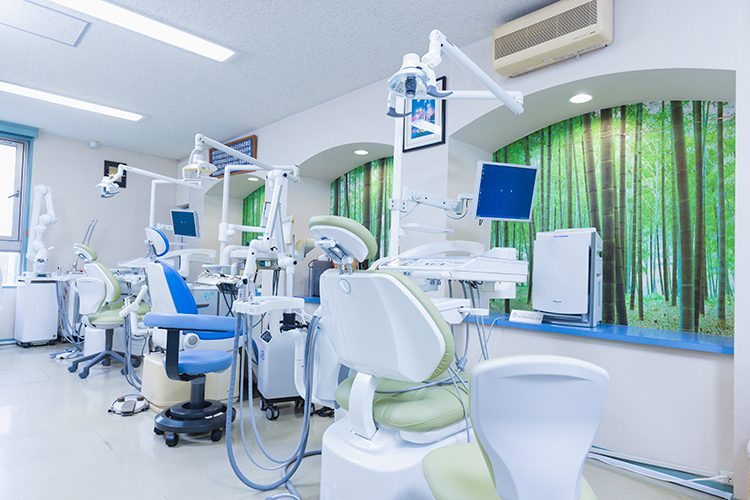 えづれ歯科医院 台東区 診療室。診療台は3台ある