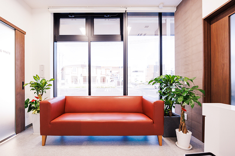 かわばた頭頸部クリニック 宮崎市 プライバシーが保てる待合室やゆったり過ごせる空間にリラックス