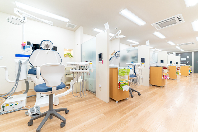 ひまわり歯科 相模原市中央区 半個室のユニット。歯科用マイクロスコープも取り入れている