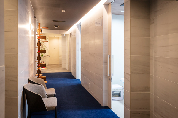 小田ひ尿器科・ふみこ皮フ科 松山市 治療に向けて気持ちが安らぐ雰囲気の皮膚科通路