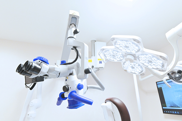 つばめデンタルクリニック川西 川西市 手術室にはマイクロスコープや無影灯も備えている