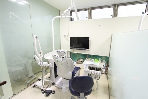 氷川デンタルクリニック 草加市 診察ユニットは清潔にこだわるという原院長