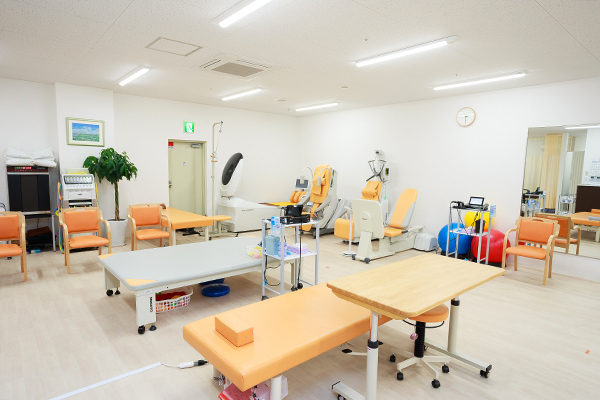かすや整形外科・骨粗しょう症クリニック 高槻市 広々としたリハビリテーション室