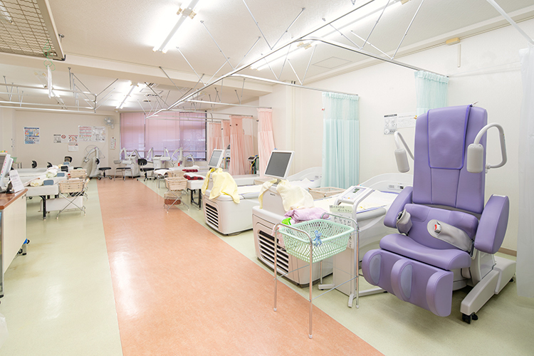 和田整形外科スポーツクリニック 大和市 腰椎のけん引装置や温熱治療器などがそろうリハビリテーション室