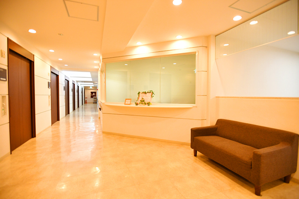 アイレディースクリニック 野田市 白を基調とし、院長のこだわりが詰まった院内