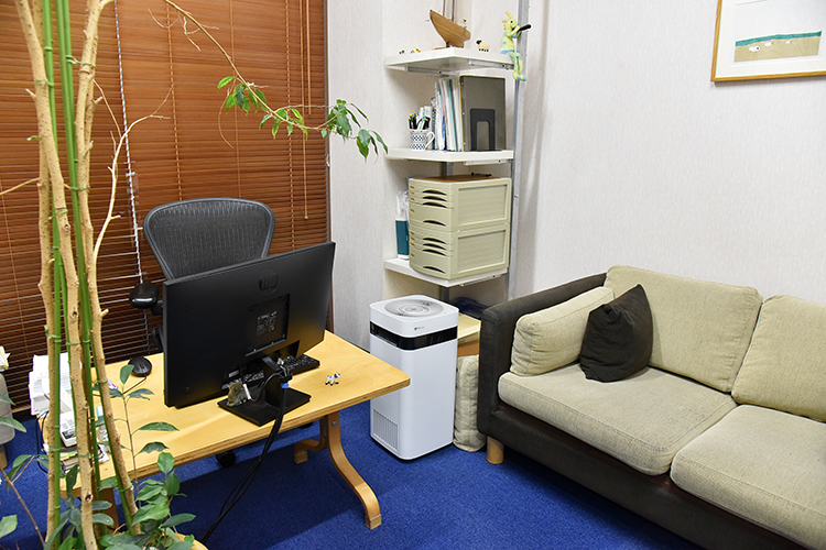 狛江のんびりクリニック 狛江市 窓から木漏れ日が注ぐ、明るい診察室